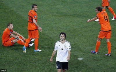 hummels fussballgott.jpg
