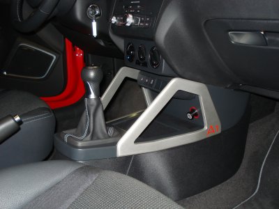 Audi A1 misanorot Piranha Mittelkonsole 03.jpg