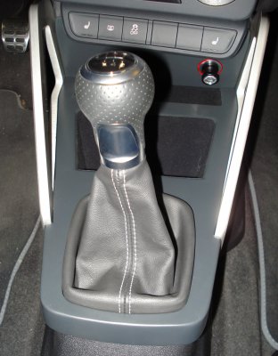 Audi A1 misanorot Piranha Mittelkonsole 04.jpg