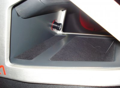 Audi A1 misanorot Piranha Mittelkonsole 05.jpg