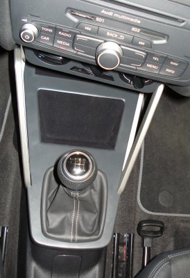 Audi A1 misanorot Piranha Mittelkonsole 08.jpg