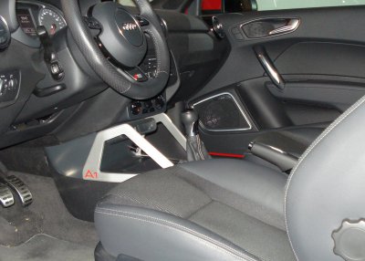 Audi A1 misanorot Piranha Mittelkonsole 09.jpg