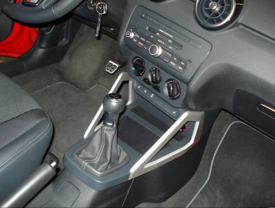 9667d1319826342-das-jachtheck-muss-raus-audi-a1-misanorot-piranha-mittelkonsole-02.jpg