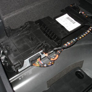 Kappe entfernt: Audi Soundsystem Verstärker.