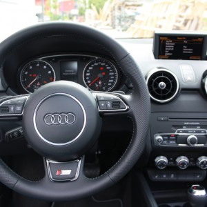 Ein Blick auf das Cockpit mit dem 3-Speichen-S line-Multifunktionslenkrad und dem MMI