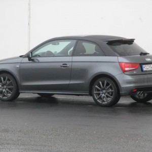 Mit 17" Rial Milano und Carbon-look-Folie