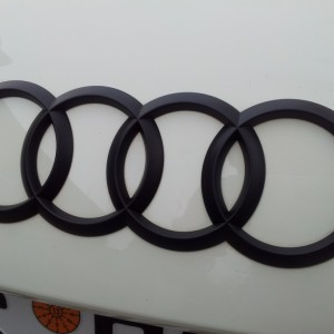 Plasti Dip: Schritt 4, mit einem Zahnstocher vorsichtig ein loch bohren und den bereich langsam aufrollen...

FERTIG!!