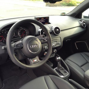 Schaltwippen, S-Tronic, Tempomat, MMI+, Bluetooth, Licht- und Regensensor, Fernlichtassistent, Mittelarmlehne, Panoramadach

alles was das Herz begehrt =)