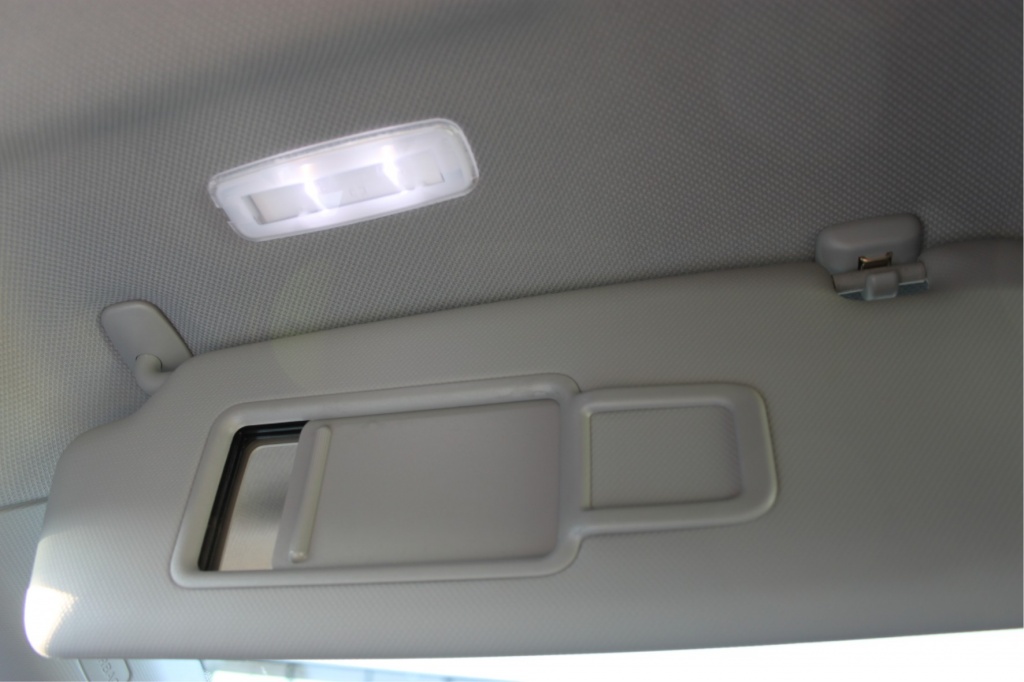 Make Up Spiegel inkl. LED Innenlichtpaket dadurch mit 2 LED´s beleuchtet